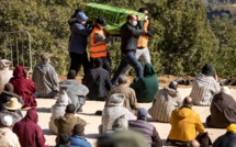 Des centaines de personnes ont assisté aux funérailles émouvantes du petit Rayan