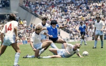 Enchères: Un maillot de légende de Maradona, vendu plus de 9 millions de dollars, pulvérise les records