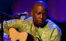 Interview avec Vieux Farka Touré : « Pour moi, la musique sert à gommer les différences entre les peuples du monde »