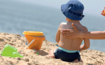 Crèmes solaires : plus dangereuses que le soleil ?