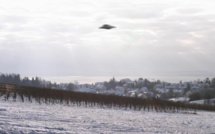 Objets non-identifiés dans le ciel : Visites célestes ou manœuvres locales et terre-à-terre ?