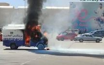 Oujda : Un véhicule de transport de fonds prend feu, l'argent part en fumée 
