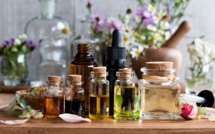 Huiles essentielles, répulsifs, bracelets... Comment se protéger efficacement contre les moustiques ?