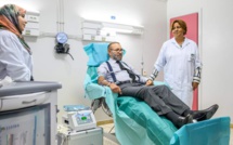Séisme d'Al-Haouz : SM le Roi se rend au chevet des blessés et effectue un don de sang