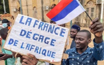 Affaiblie en Afrique, la France, prudente, "marche sur des oeufs" au Sénégal