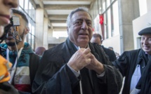 Mohammed Ziane présente une note manuscrite annonçant la suspension de sa grève de la faim