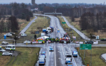 Les agriculteurs polonais bloquent des routes et la frontière avec l'Ukraine