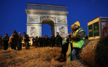France : Arc de Triomphe à Paris bloqué par des agriculteurs, 66 interpellations
