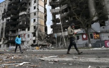 Ukraine: trois civils tués, 12 blessés dans des frappes dans l'Est
