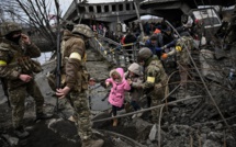 Des civils tués dans de nouveaux bombardements en Ukraine et en Russie