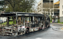France : Un bus incendié par une cinquantaine de personnes près de Lyon