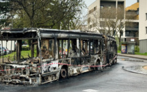 France : Un bus incendié par une cinquantaine de personnes près de Lyon