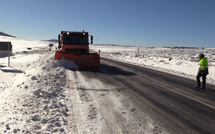Province d'Ifrane: Les autorités mobilisées pour libérer les axes routiers après les chutes de neige