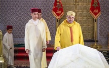 SM le Roi, Amir Al Mouminine, se recueille sur la tombe de Feu SM le Roi Mohammed V