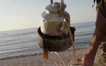 ​Dans un geste rare de probité, un vendeur ambulant restitue un portefeuille contenant 56 000 dirhams sur une plage d’El Jadida