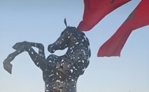 ​Le Moussem Moulay Abdallah Amghare se pare de magnifiques sculptures de cheval et de faucon en vue de l’ouverture