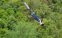 Elle meurt en voulant prendre un selfie après un saut à l’élastique