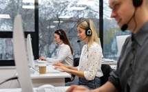 Centres d’appels : L’envers d’un modèle de « surtravail » en surchauffe