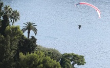 Un migrant atteint Sebta depuis le Maroc en parapente, enquête en cours