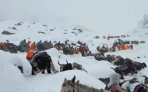Un randonneur mort de froid, des centaines évacués sur l’Everest