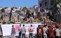 Des Palestiniens se rassemblent alors que le personnel de la municipalité de Gaza se prépare à déployer des bulldozers pour dégager les décombres de la ville de Gaza.